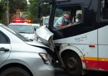 carro colide com ônibus