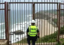 policial cai portão abordagem